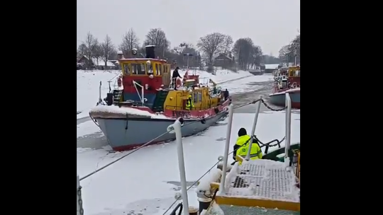 Poľsko v zovretí zimy a ľadu. Úrady nasadili na rieky desiatky ľadoborcov