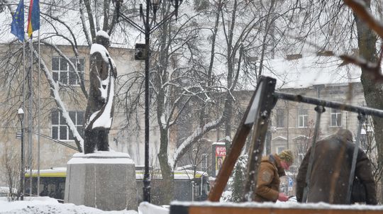 Ruský dron zasiahol detské ihrisko v centre Ľvova pri pamätníku Banderu. Socha ostala nepoškodená 