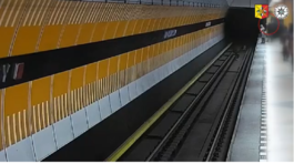 VIDEO: Hrozivé zábery. Dievča si sadlo na koľajnice a chcelo ukončiť svoj život