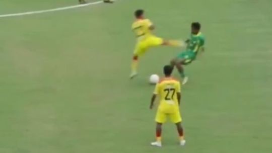 Nešetrným kopom poslal súpera do nemocnice. Brutálny faul ukončil stredopoliarovi kariéru