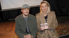 Speváčka Poláková čaká dieťa s kolegom, ktorý bol kedysi láskou Emmy Drobnej. Anjelik si vybral nás, odkázala