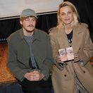 Speváčka Poláková čaká dieťa s kolegom, ktorý bol kedysi láskou Emmy Drobnej. Anjelik si vybral nás, odkázala