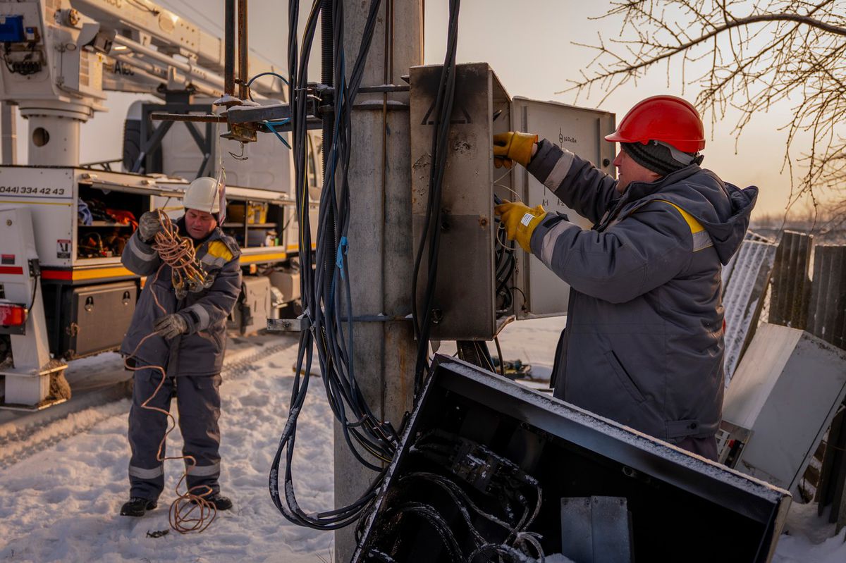Elektrikári opravujú energetickú...