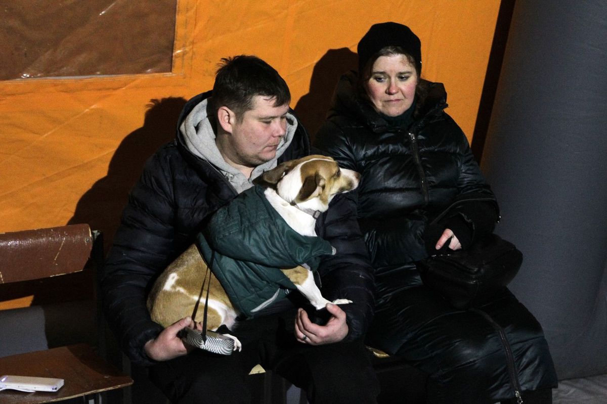 Obyvatelia Kyjeva so psom v jednom z vyhriatych...