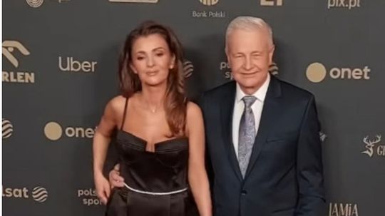 Po 40 rokoch opustil manželku kvôli žene mladšej ako jeho dcéra. Slávny Poliak púta pozornosť celého národa