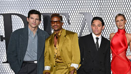 Zľava Ashton Kutcher, Jeremy Pope, Anthony...