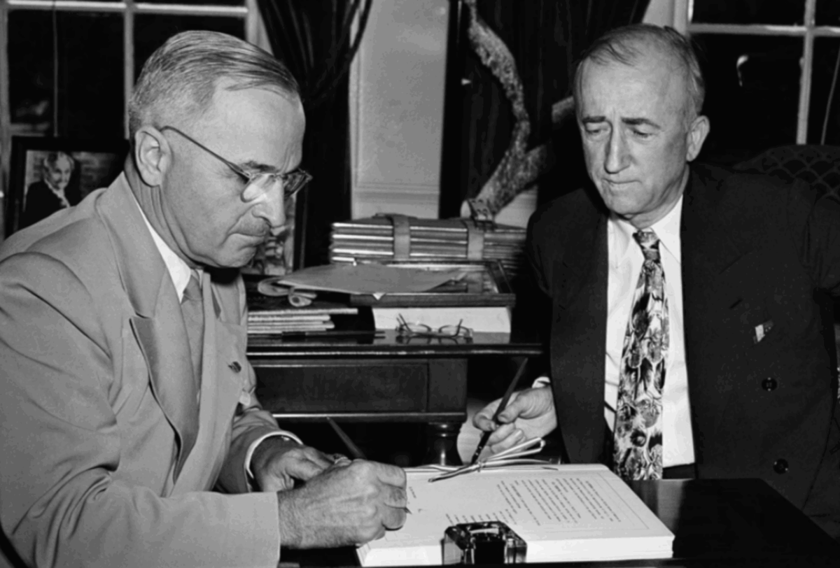 Prezident USA Harry Truman podpisuje...