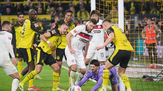 Vavro sa z lavičky prizeral, ako Wolfsburg doma zachraňuje aspoň bod. Borussia sa trápila do 95. minúty