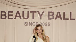 Česká topmodelka Tereza Maxová ozdobená šperkmi Roberto Coin. 