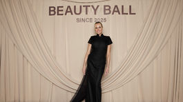 Denisa Mendrejová v šatách od Michaela Kováčika. 