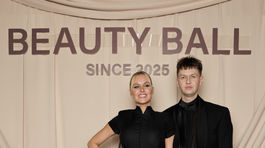 Denisa Mendrejová v šatách od Michaela Kováčika. 