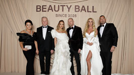 Hostiteľka večera Alena Pallová pózovala aj s celou rodinou.