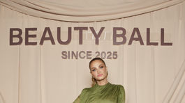 Hostiteľka večera Alena Pallová sa prezliekla. 