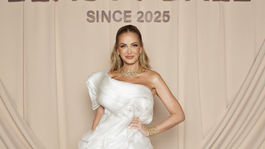 Hostiteľka večera Alena Pallová v šatách od...