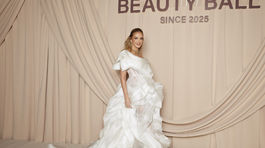 Hostiteľka večera Alena Pallová v šatách od Marcela Holubca. 