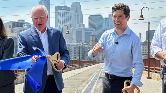 Ministerstvo spravodlivosti USA vyšetruje guvernéra Minnesoty Walza a starostu Minneapolisu Freya