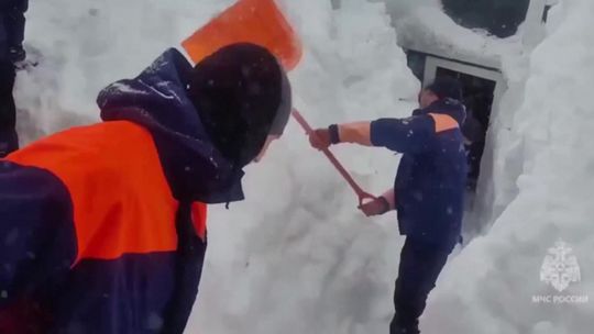 VIDEO: Kamčatku zasypalo rekordné množstvo snehu. Z domovov sa ľudia museli vyhrabať