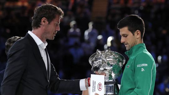 Ak Djokovič stále hrá na takej vysokej úrovni, niečo nie je v poriadku. Bývalá jednotka skritizovala "novú generáciu"