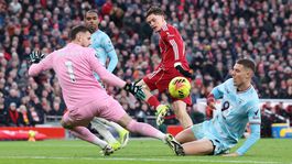 Kúzelník Dúbravka maril jednu šancu za druhou, Liverpool zahodil aj penaltu. Bitka o Manchester pre United