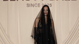 Modelka a PR manažérka Veronika Vagnerová v šatách od Fera Mikloška. 