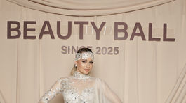 Speváčka Mária Čírová v šatách od Zariny Šimkovič. 