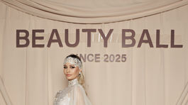 Speváčka Mária Čírová v šatách od Zariny Šimkovič. 