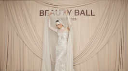 Speváčka Mária Čírová v šatách od Zariny Šimkovič. 