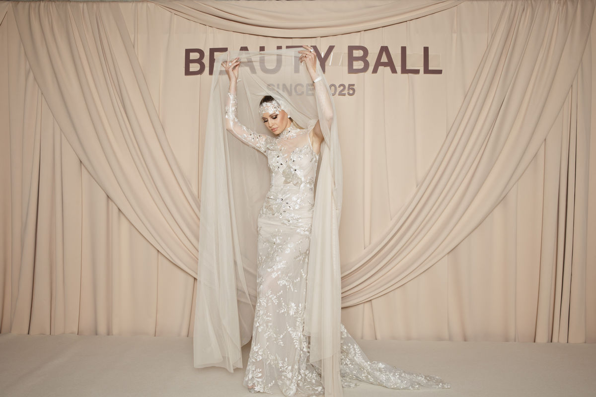 Speváčka Mária Čírová v šatách a so závojom od...