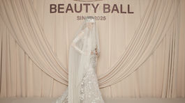 Speváčka Mária Čírová v šatách od Zariny Šimkovič. 