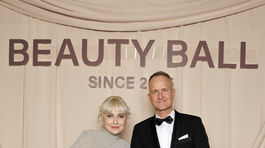 Spisovateľka Bára Nesvadbová s partnerom. 