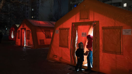 ONLINE: Zelenskyj očakáva nové masívne útoky. Ukrajina dokáže pokryť len tretinu energií, ktoré potrebuje