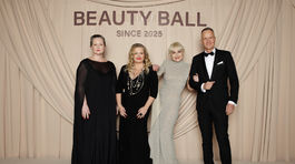 Zľava: Paulína Wolfová, Vanda Müllerová, Bára Nesvadbová a jej partner. 