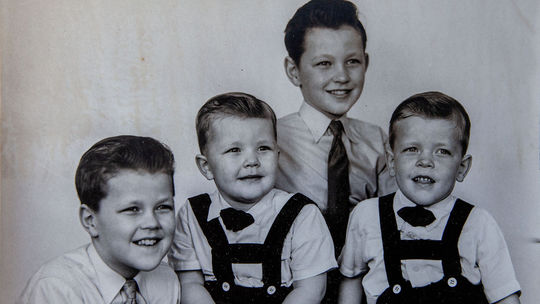 Krehký dokument Bratia Andersonovci predstavuje...