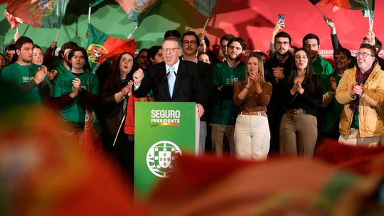 V prvom kole prezidentských volieb v Portugalsku vedie socialistický politik Seguro