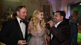 Hostí počas večera zabával aj Kmeťoband. 