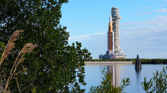 VIDEO: Američania opäť poletia k Mesiacu. Raketu previezli na štartovaciu rampu