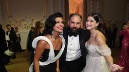 Silvia Šarköziová (vľavo) s dcérou Vanessou a jedným z členov zoskupenia Cigánski diabli. 