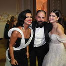 Silvia Šarköziová (vľavo) s dcérou Vanessou a jedným z členov zoskupenia Cigánski diabli. 