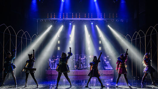 Muzikál Six v Divadle Nová scéna prináša...