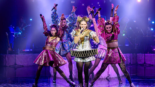 Vpredu Lenka Kopuncová Fecková, zľava Romana...