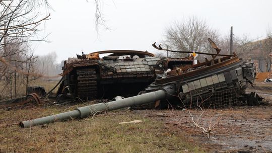 Moskva stráca techniku aj čas. Ruská armáda sa nechce prispôsobiť vojne s dronmi a dúfa v zázrak, píše NYT