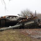 Moskva stráca techniku aj čas. Ruská armáda sa nechce prispôsobiť vojne s dronmi a dúfa v zázrak, píše NYT