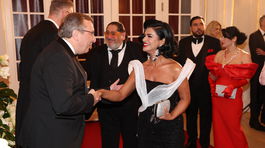 Violončelistka Silvia Šarköziová zdraví Mariána Turnera. 