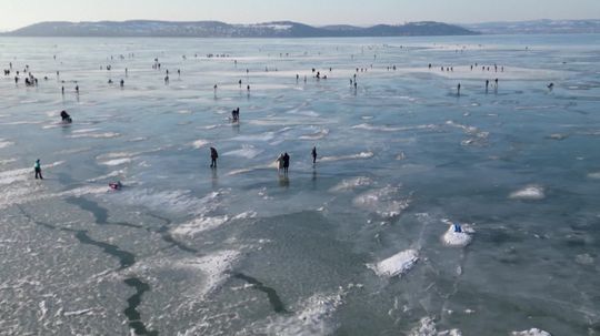 VIDEO: To tu roky nebolo. Pozrite sa, ako vyzerá zamrznutý Balaton