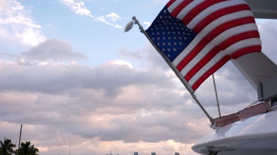 Na internete spoznal Rusku, preplával pol sveta až do Soči. Američana teraz v Rusku kvôli puške čaká väzenie