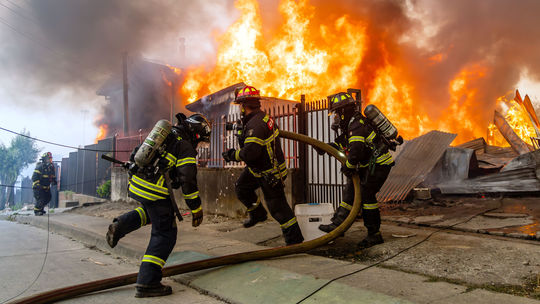 Čile vyhlásilo stav katastrofy: Lesné požiare zabili najmenej osemnásť ľudí a vyhnali z domovov tisíce obyvateľov
