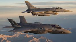 Lietadlá F-16 a F-35 - obrázok vytvorený AI