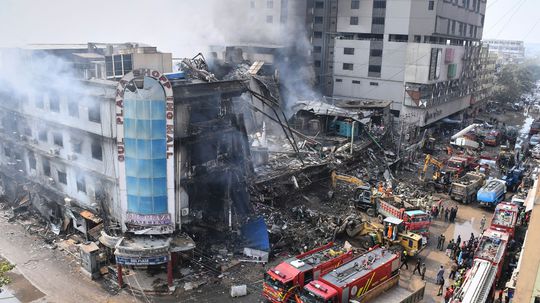 Obrovské nákupné centrum pohltili plamene, skončilo v troskách. Zomrelo 15 osôb, 65 osôb je nezvestných 
