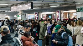 Cestujúci čakajú v hale železničnej stanice v...