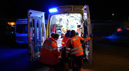 Záchranári transportujú zranenú osobu v sanitke...